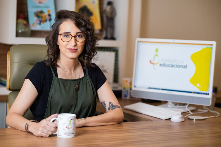 Ariana Lobo, editora na Inteligência Educacional, cria projeto artístico e incentiva a democratização da poesia por meio do lambe-lambe